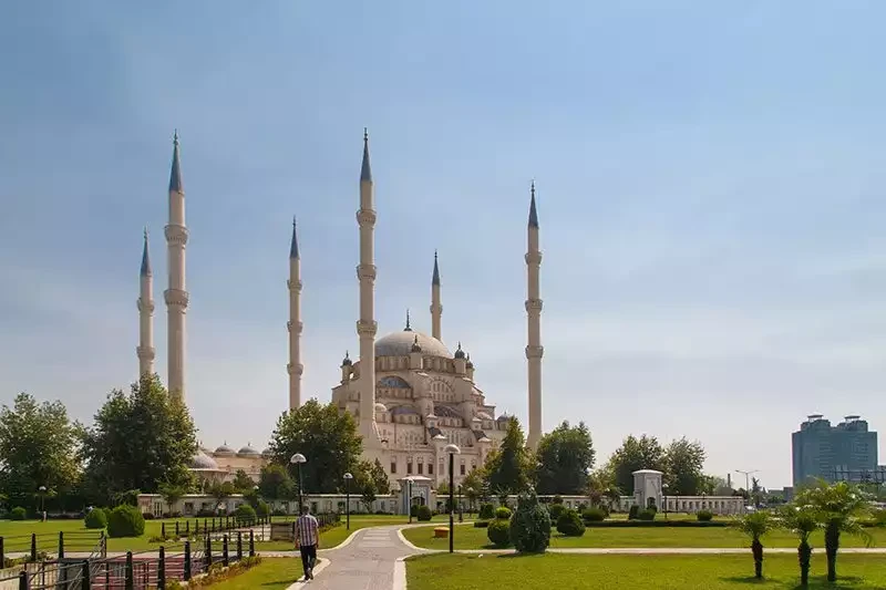 Sabancı Merkez Camii ve Adana Taş Köprü: Adana'nın Göz Alıcı Mirası