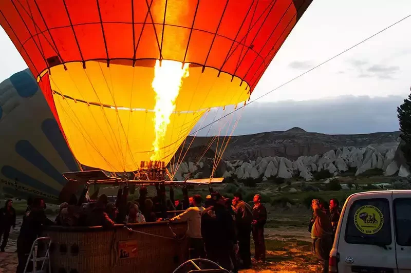 Kapadokya Balon Turu Fiyatları: Nevşehir’in En İyi İzleme Yerleri ve Kalkış Saatleri