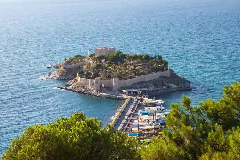 Güvercinada Kalesi: Kuşadası'nın Tarihi Yolculuğu