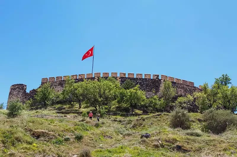 Nevşehir Kalesi: Yeraltı Şehrinin Üzerinde Yer Alan Şaheser