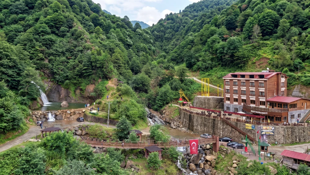 Ağaran Şelalesi: Çayeli'nde Ulaşım, Zipline ve Aktiviteler